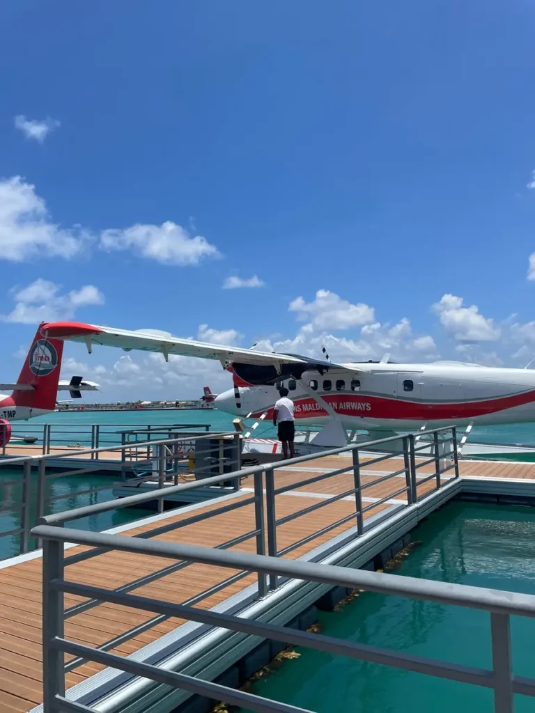 マレの水上飛行機ターミナルに停まる水上飛行機